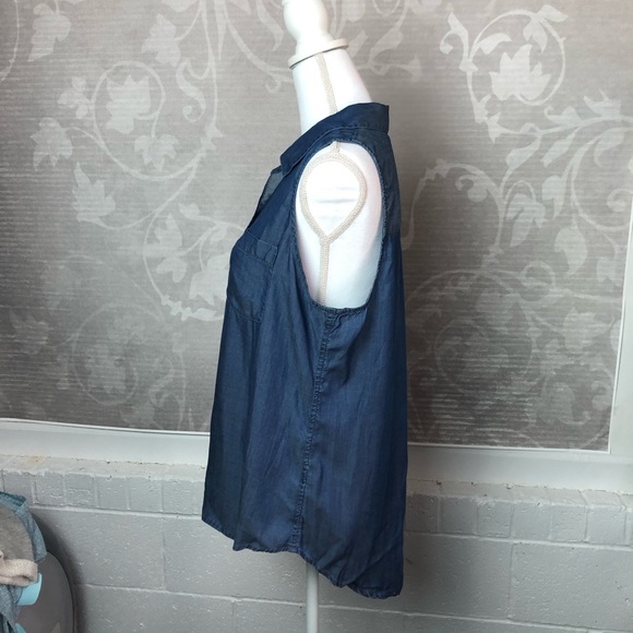 Crown & Ivy sleeveless chambray  top size L - Picture 3 of 6